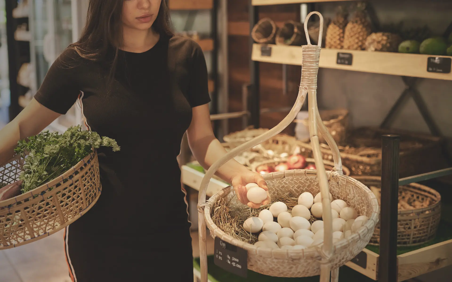 Frau kauft Eier im Supermarkt