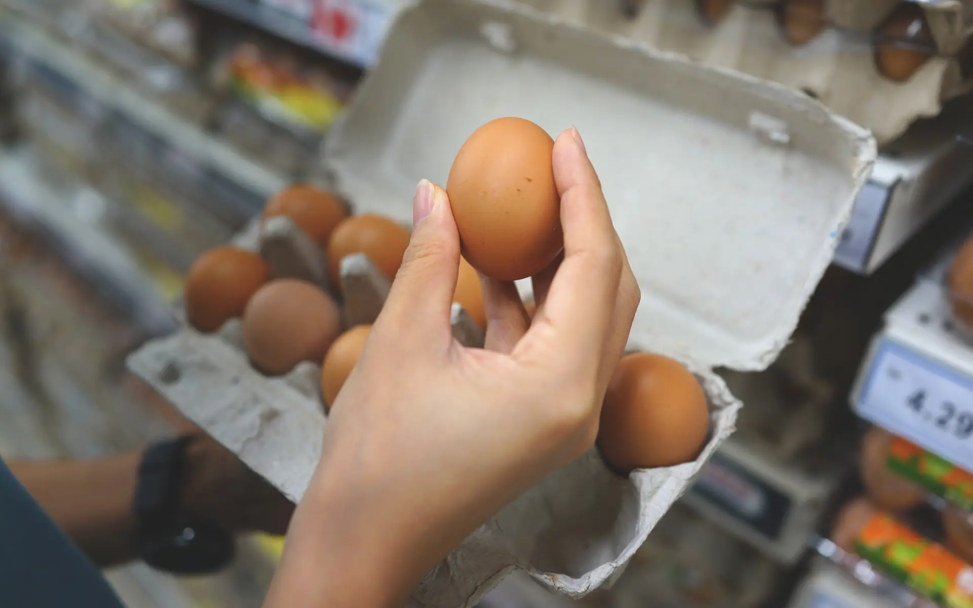 Eierwahl im Supermarkt