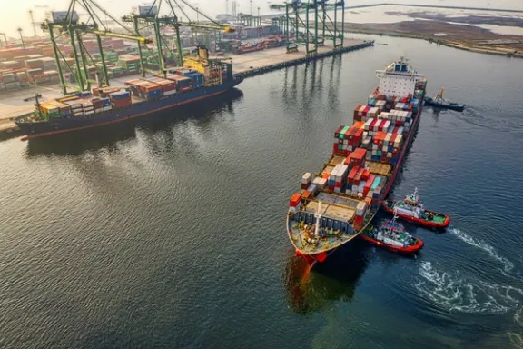 Containerschiff in einem Hafen