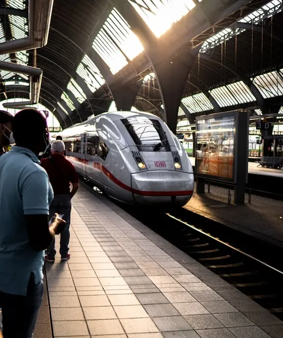 ICE der DB in einem Bahnhof