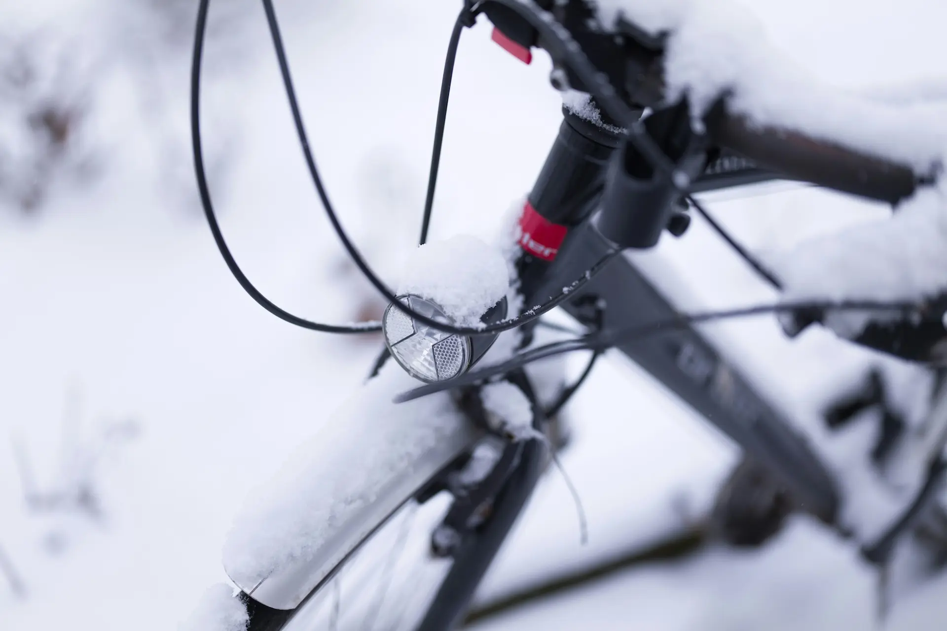 Schnee bedeckte Fahrradlampe