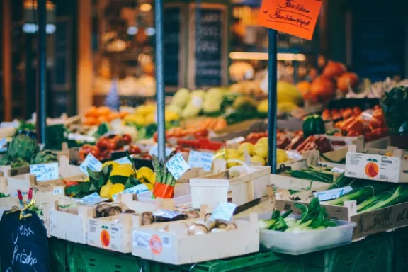 Auslage von Gemüsesorten in Körben in einem Supermarkt