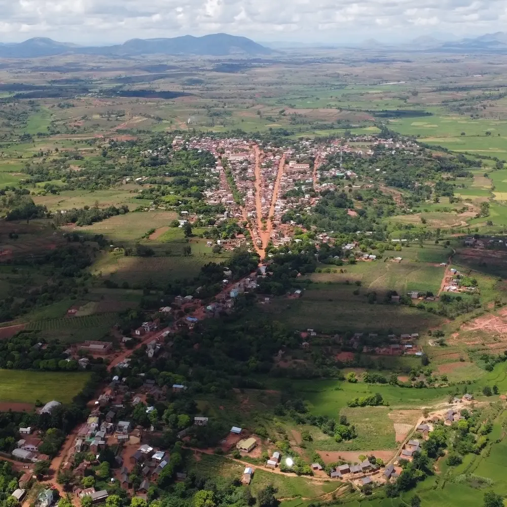 Das Dorf Mahasolo in Madagaskar aus der Vogelperspektive.