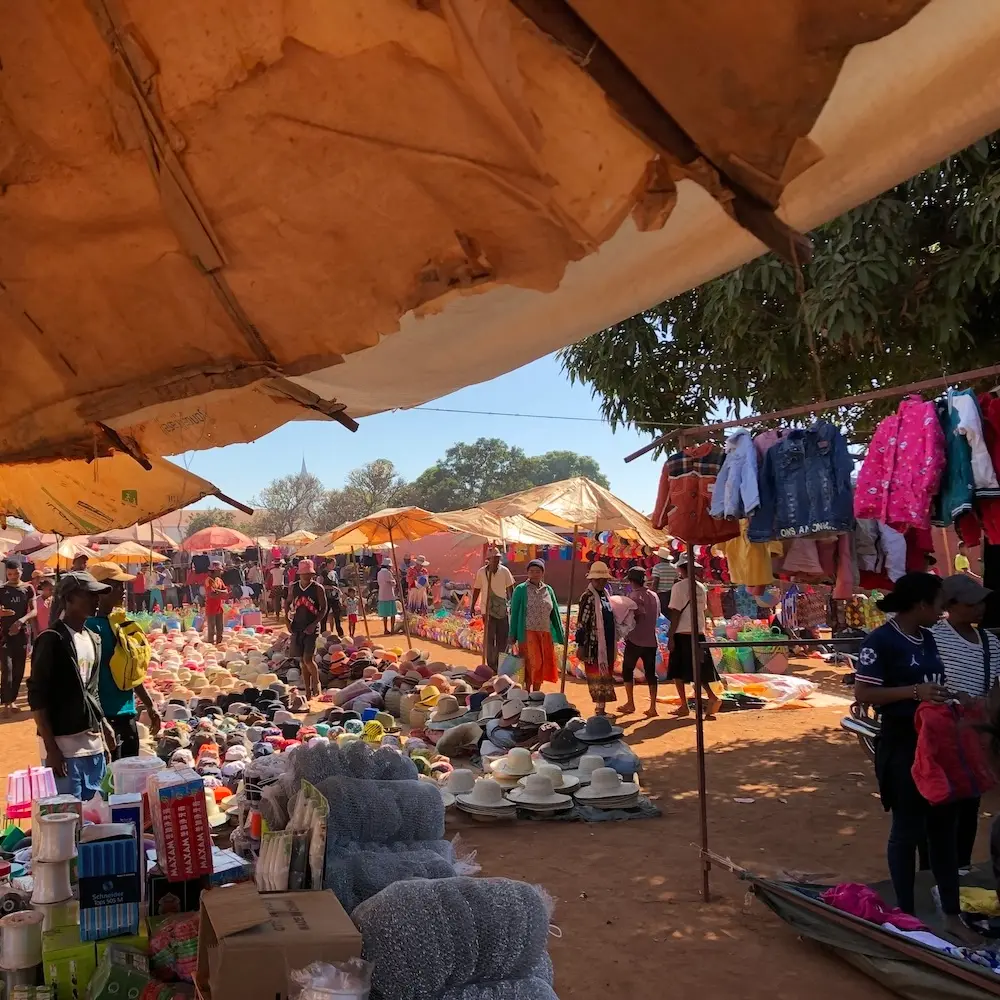 Auf einem Markt in Mahasolo in Madagaskar werden Hüte und Kleidung verkauft.