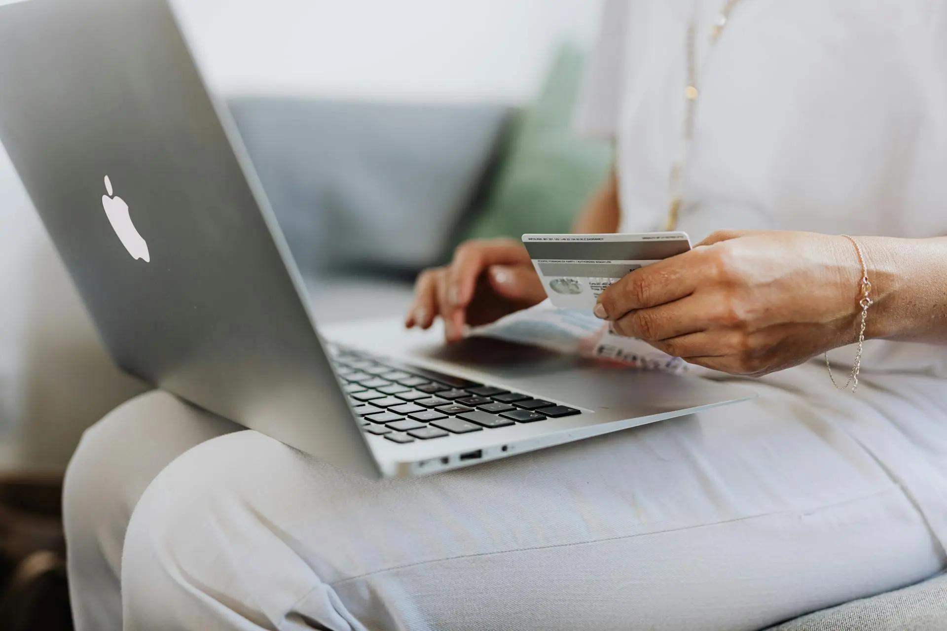 Frau mit Laptop und Kreditkarte