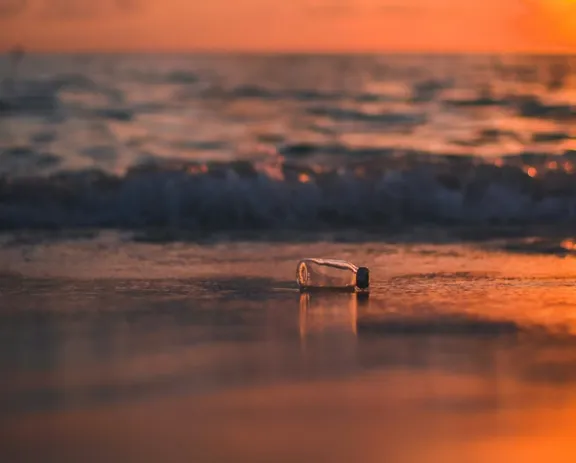 Plastikflasche am Meer