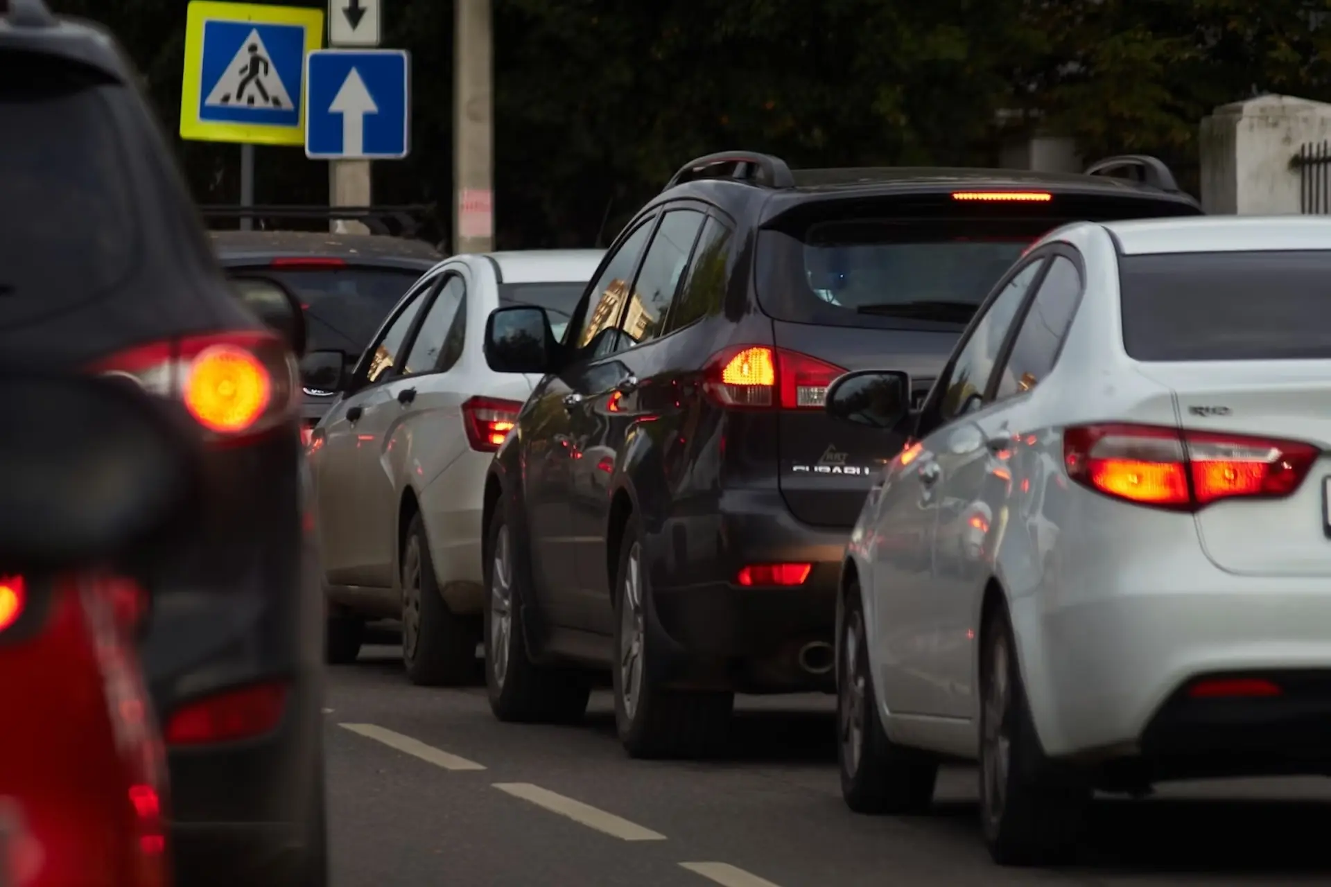 Autos im Verkehr mit eingeschalteten Bremslichtern.
