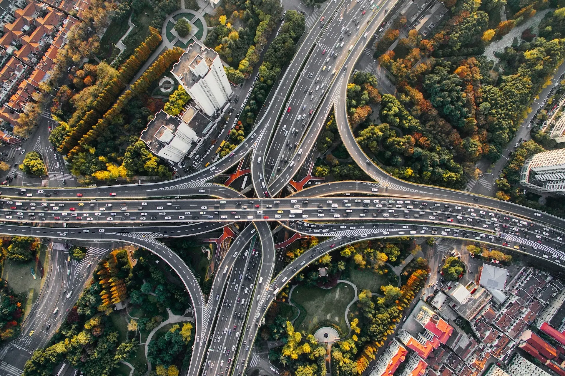 Ein großes, viel befahrenes Straßenkreuz in Shanghai aus der Vogelperspektive.