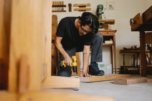 Handwerker mit Bohrmaschine