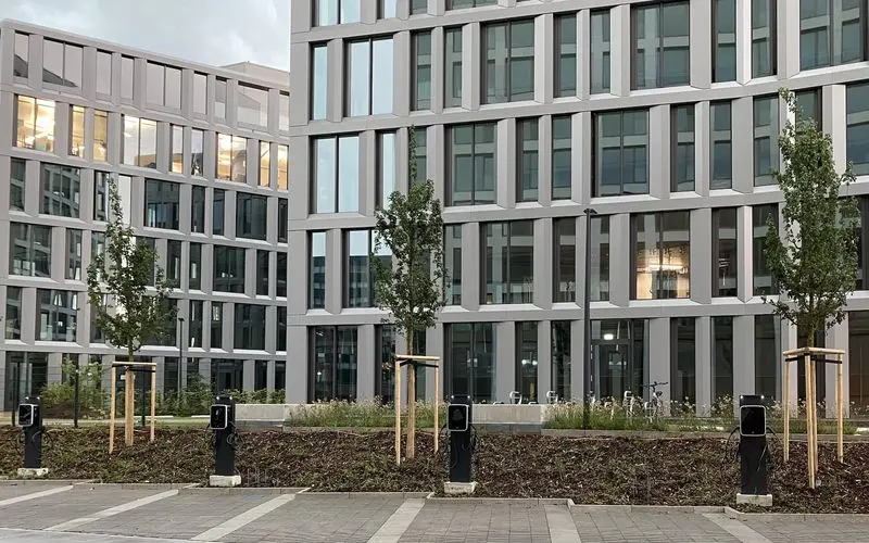 Ladesäulen in Eschborn vor Bürogebäude