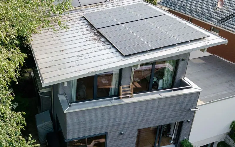 Blick auf Hausdach mit Photovoltaikanlage