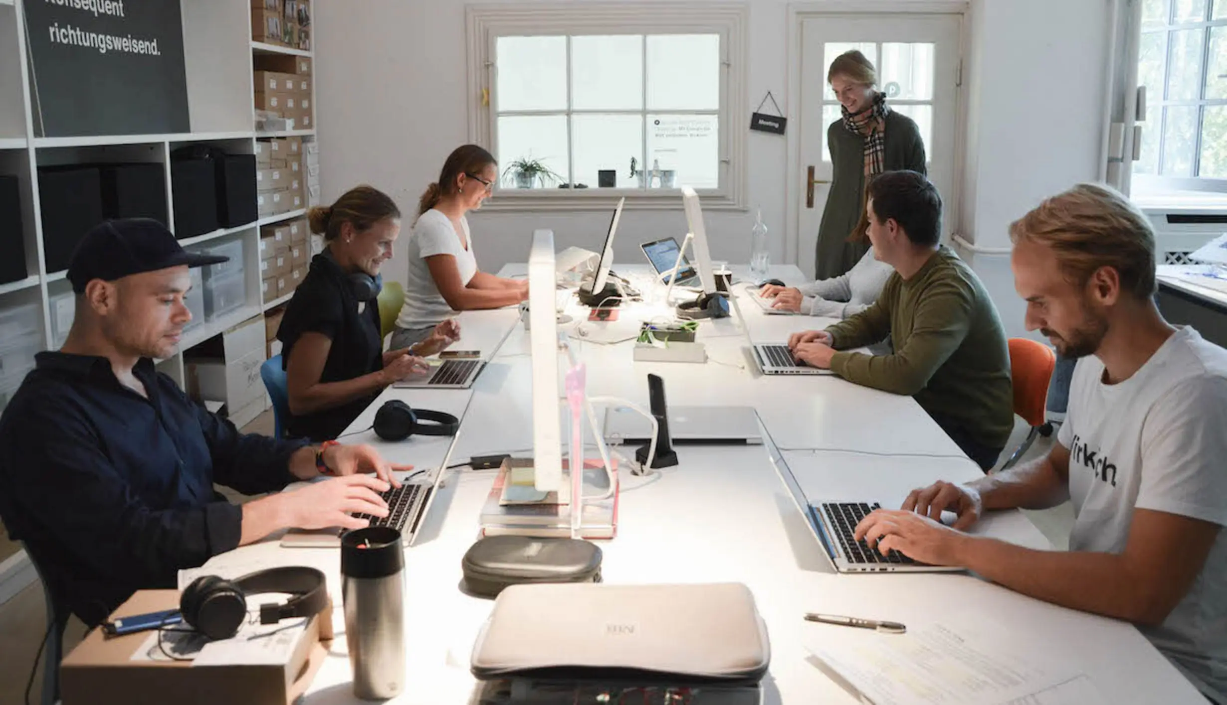 Menschen arbeiten in einem Großraumbüro