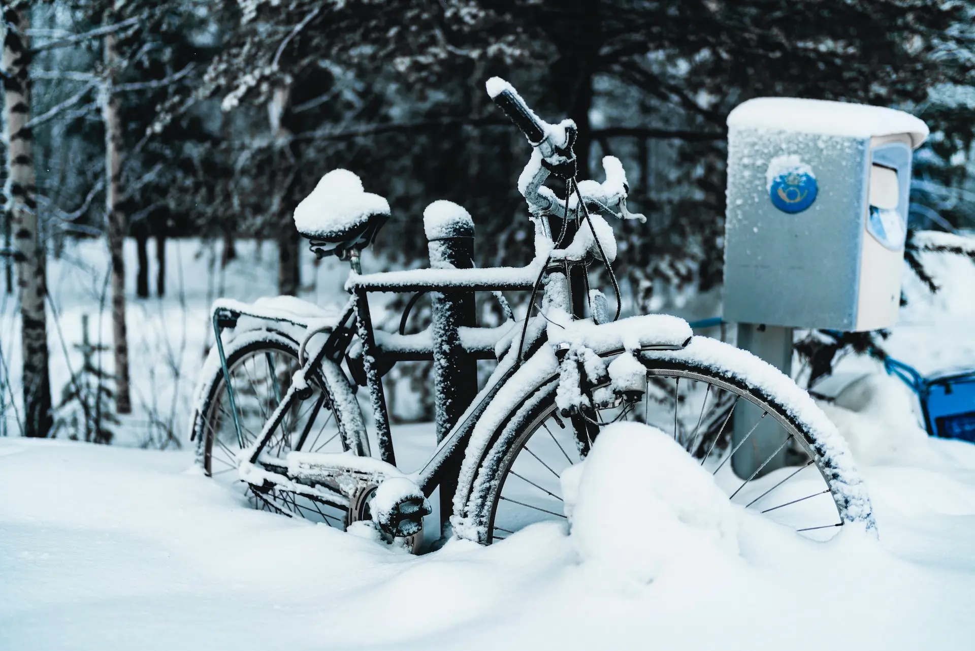 Schnee bedecktes Fahrrad