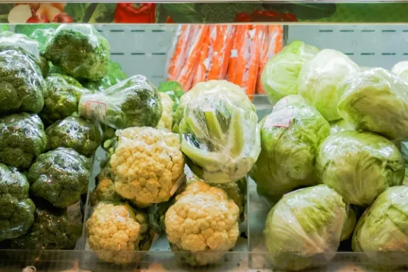 Gemüse in Plastikfolie