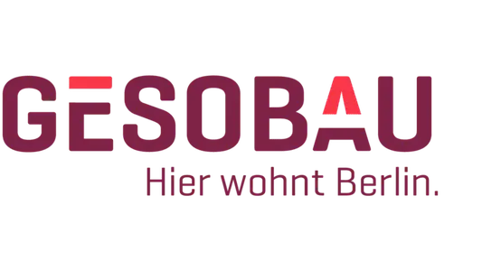 GESOBAU-Logo mit dunkelroter Schrift. Das E hat einen roten Strich als mittleren Balken, und das A ist ein rotes umgedrehtes V. Darunter steht der Slogan „Hier wohnt Berlin.“ in hellroter Schrift.