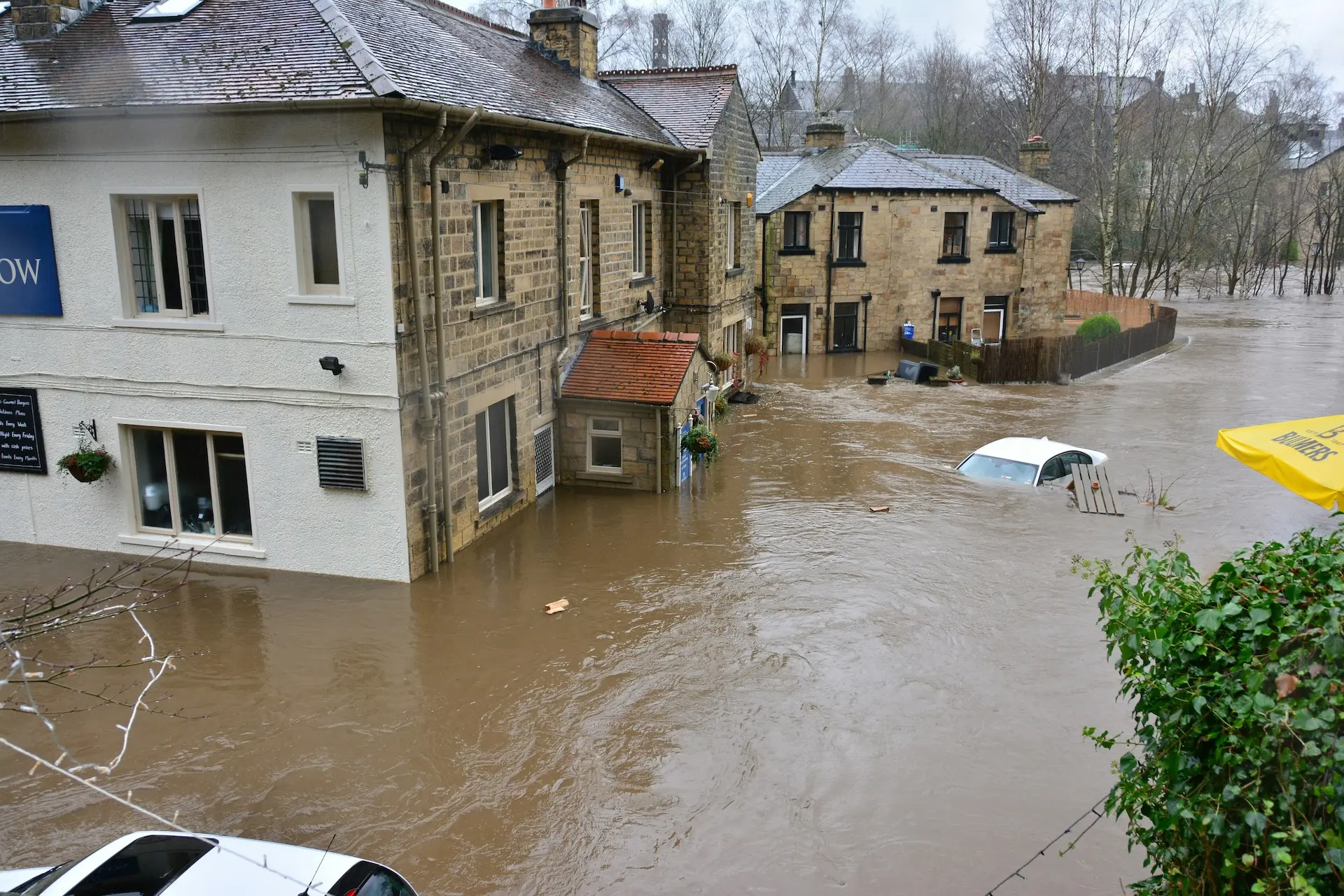 Autos und Häuser im Hochwasser