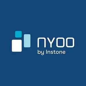 NYOO by Instone Logo auf dunkelblauem Hintergrund, mit weißem Text „NYOO“ und „by Instone“ darunter, neben einer blau-weißen Blockgrafik.