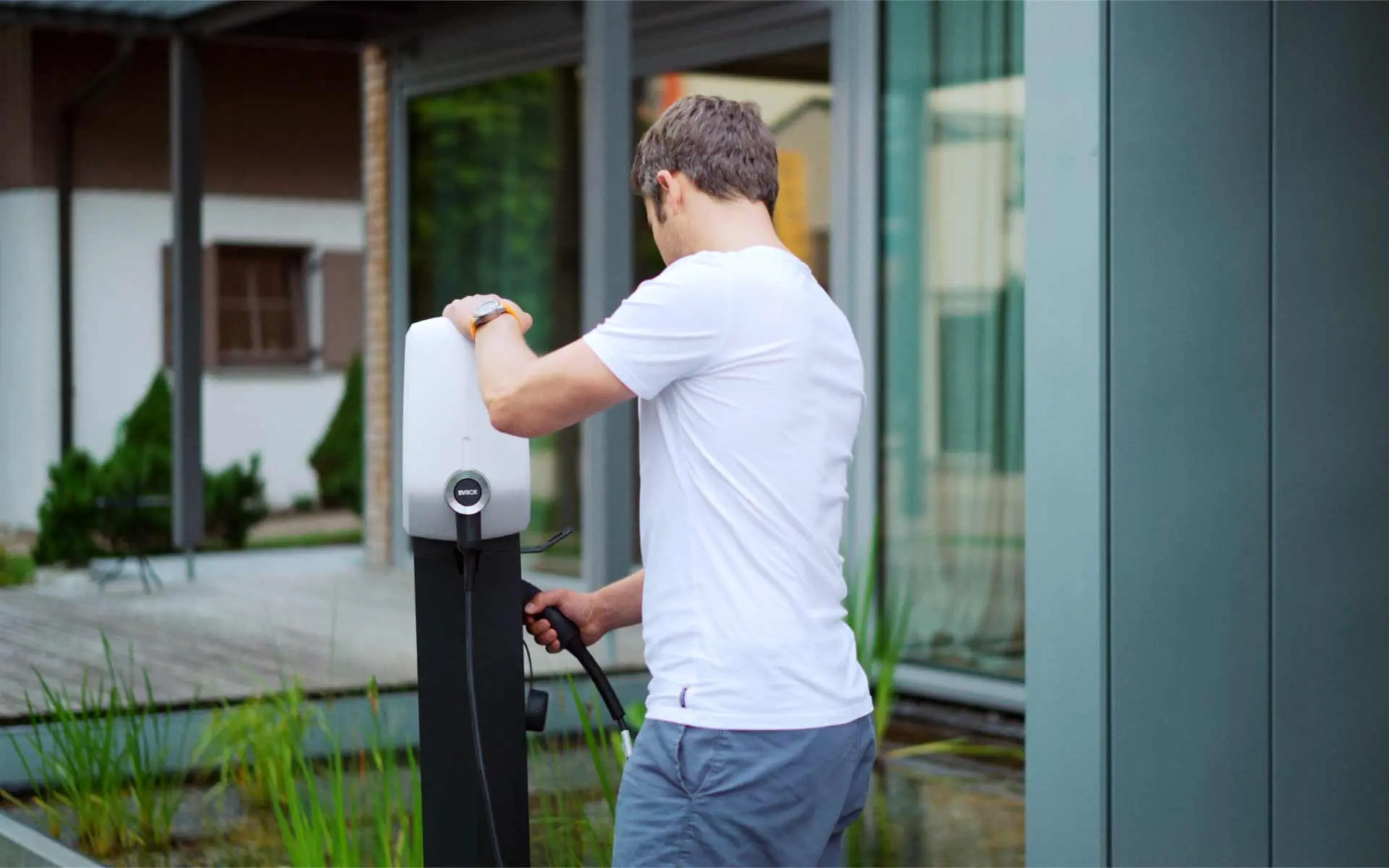 Ladepunkt Elektroauto an Gebäude